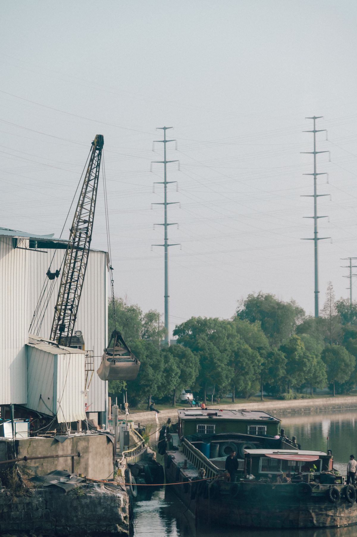 Harbour crane and barges supporting a cargo movement
